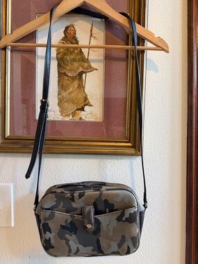 GILI Camouflage Crossbody Bag - Black/Olive